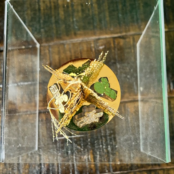 Gold plated Brass medium weight 2d christmas tree ornament, labeled SM, no box - Picture 9 of 9